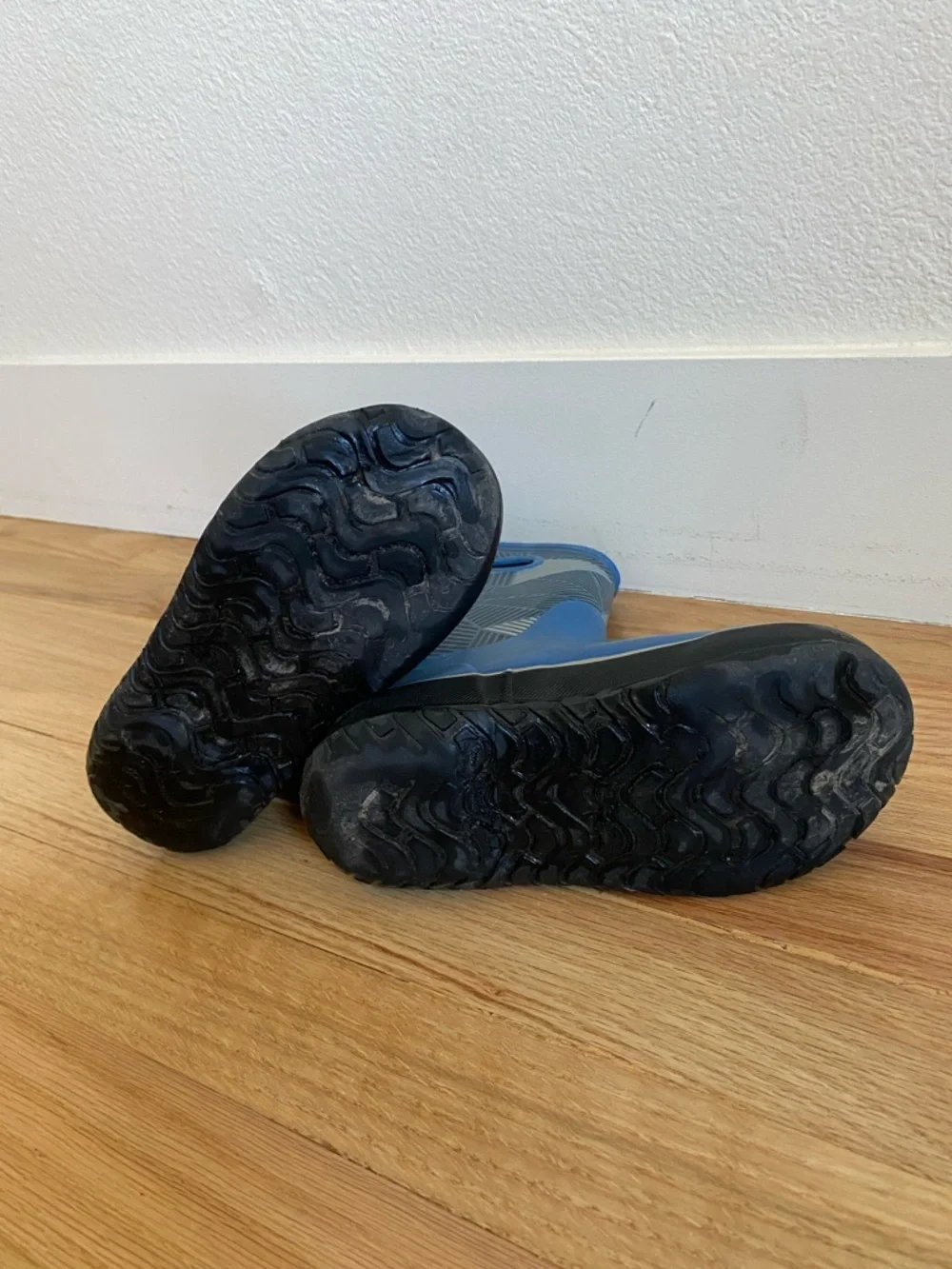 Size 12 kids Bogs waterproof boots